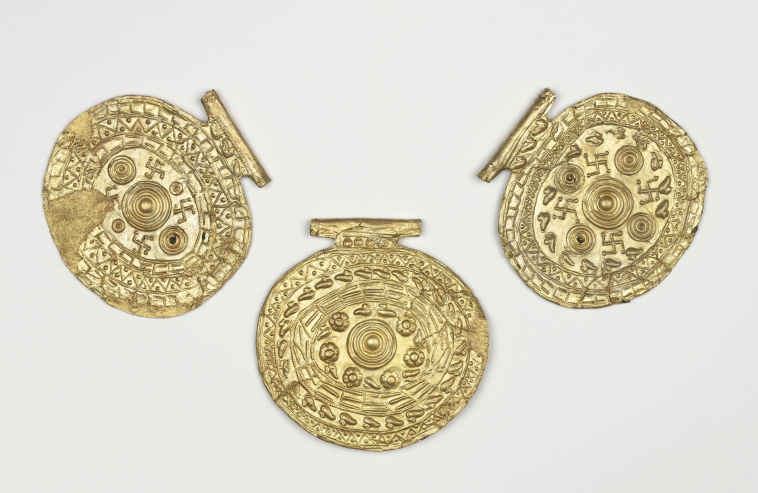Boisseau Ceramique : Trois pendentifs : ?l?ments de collier (?) ? motifs g?om?triques Boisseau Ceramique : Trois pendentifs : ?l?ments de collier (?) ? motifs g?om?triques
