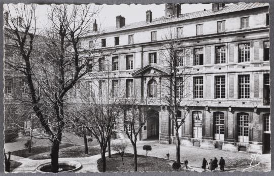 Cour du Grand Commun, Hôpital Militaire "Dominique Larrey" | Images d'Art