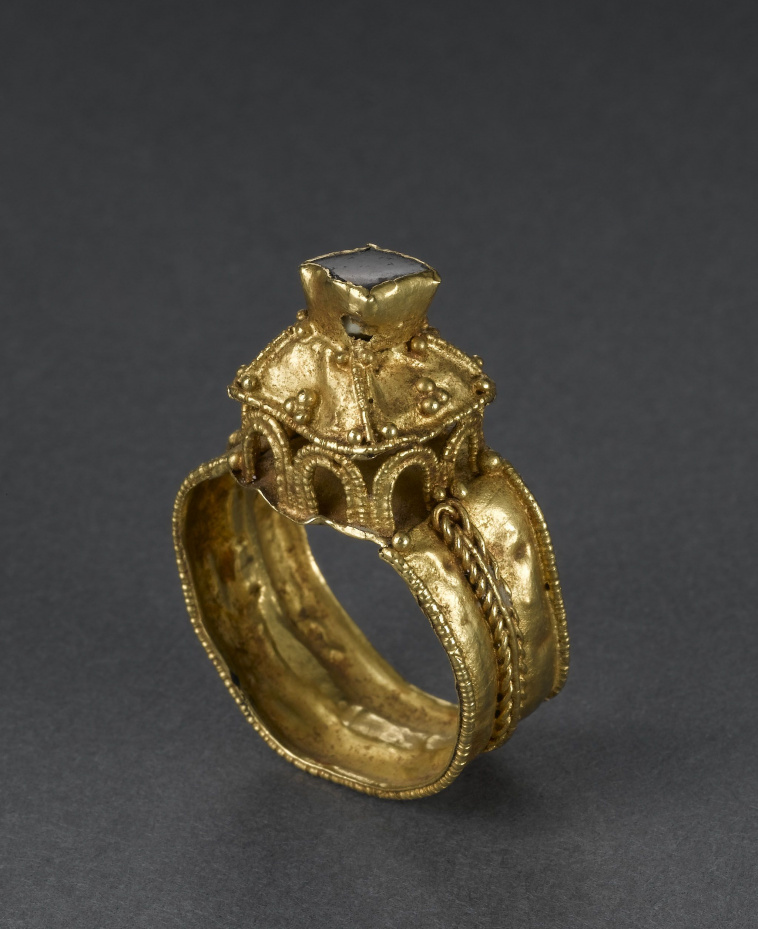 Bague A Chaton Pyramidal Images D Art