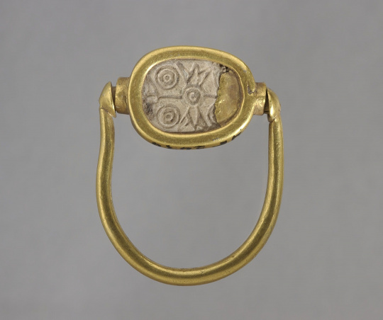 Bague A Chaton Pivotant A Motif Floral Images D Art