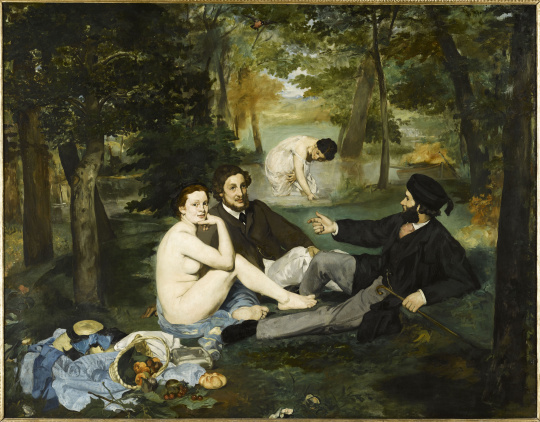 Femme nue déjeunant avec deux hommes habillés dans une forêt.